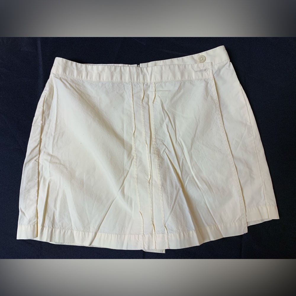 Dockers Women’s Pastel-Yellow skirt. Size 4. 100%cotton. Good condition